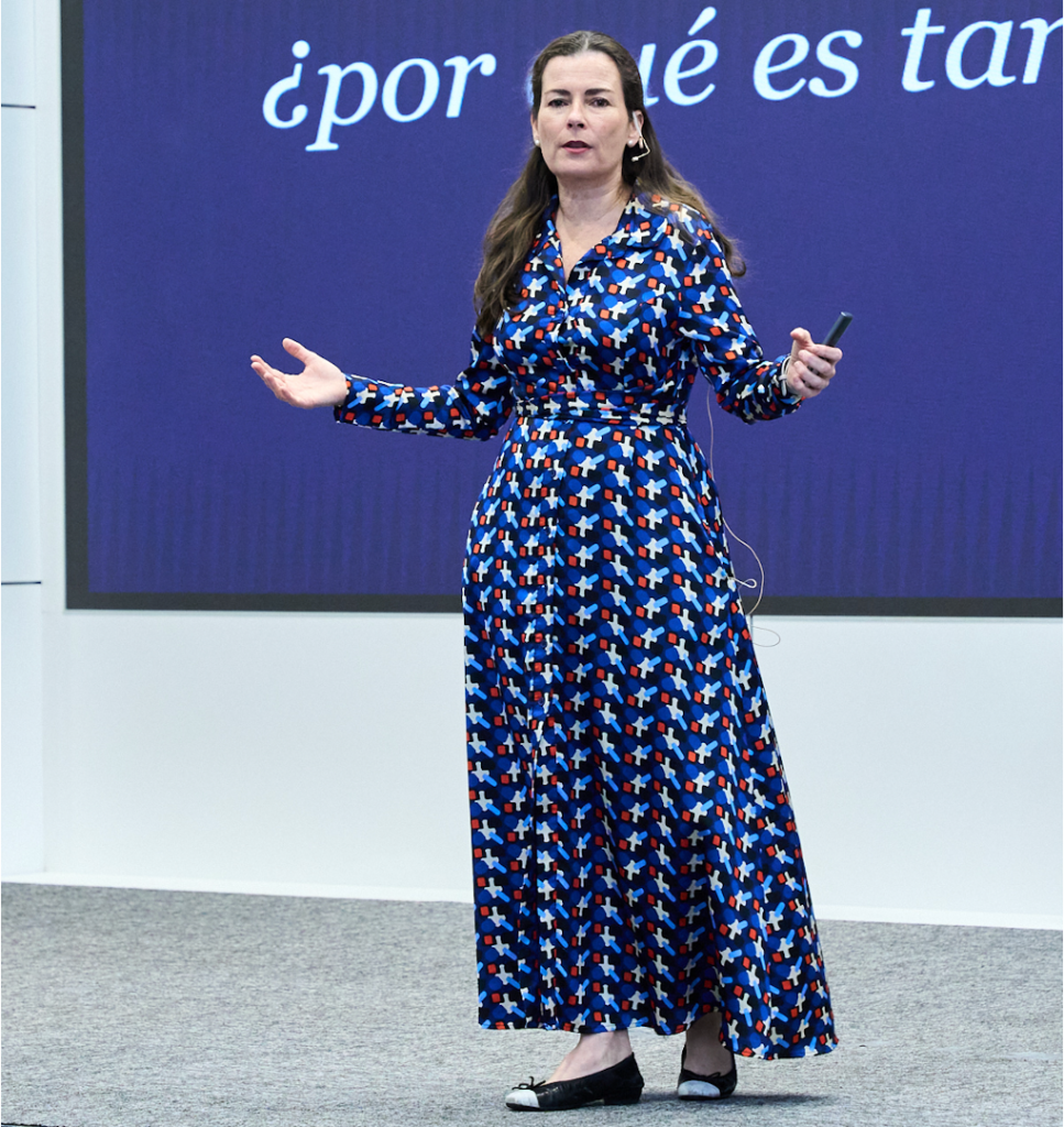 Paula Almansa impartiendo una conferencia sobre toma de decisiones